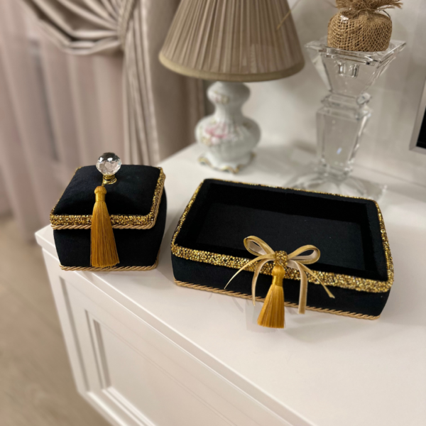 1 Juodas padėkliukas su dėžute