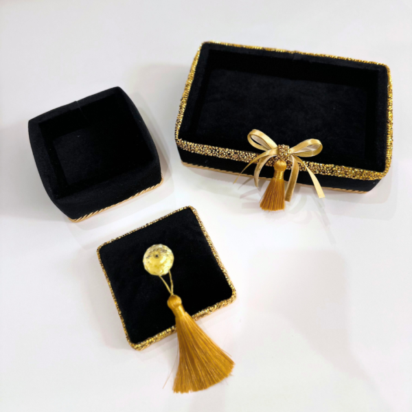 7 Juodas padėkliukas su dėžute