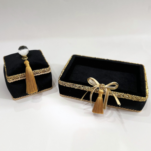 8 Juodas padėkliukas su dėžute