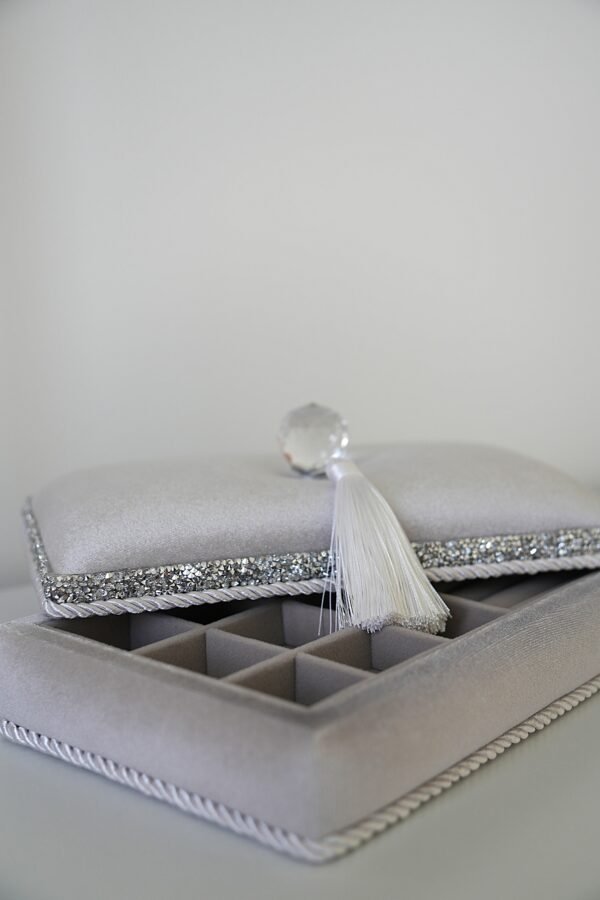 Pilka papuošalų dėžutė su skyreliais