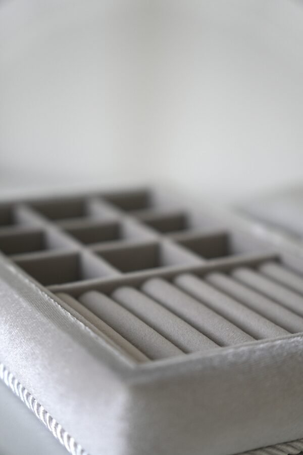 Pilka papuošalų dėžutė su skyreliais