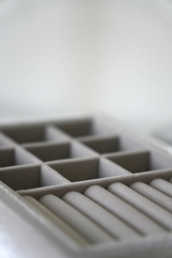 Pilka papuošalų dėžutė su skyreliais