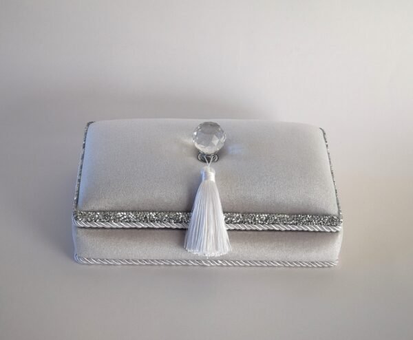 Pilka papuošalų dėžutė su skyreliais