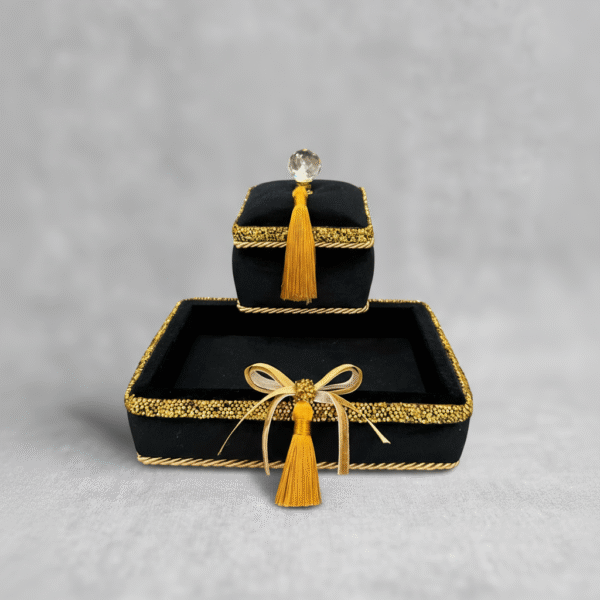 freepik_assistant_1756847127622 Juodas padėkliukas su dėžute