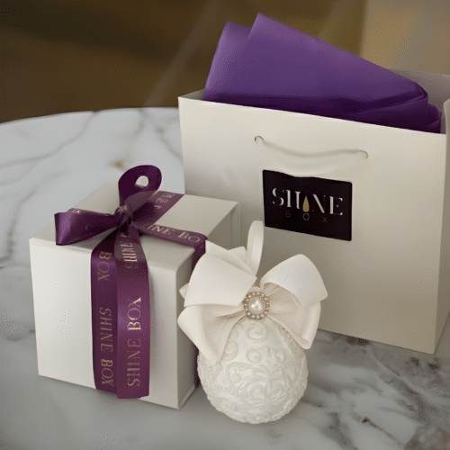 Gemini_Generated_Image_1ikzmn1ikzmn1ikz_Nero_AI_Image_Upscaler_Photo White Eglutės žaisliukas dėžutėje