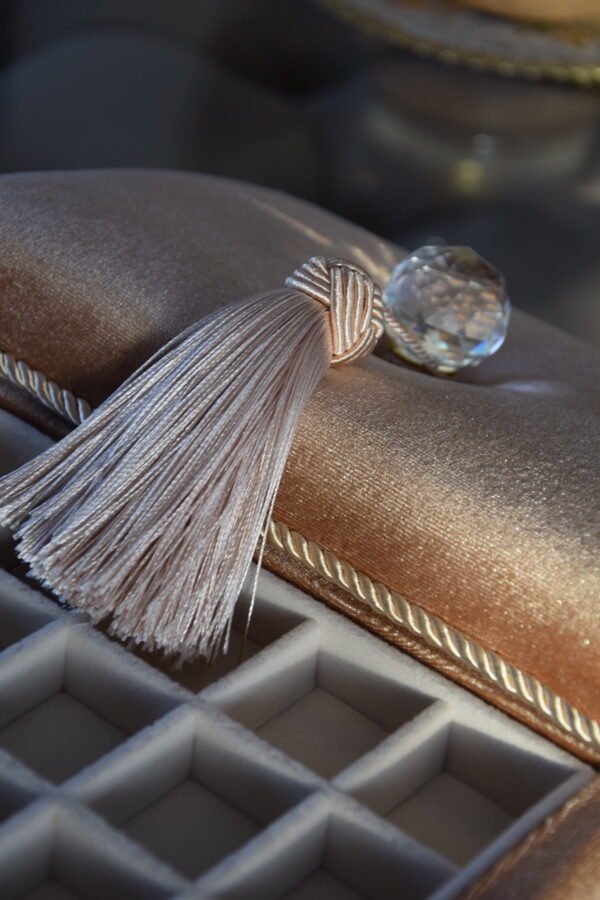 Sand papuošalų dėžutė su skyreliais