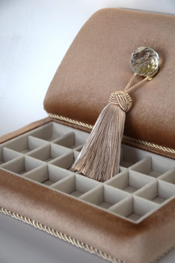 Sand papuošalų dėžutė su skyreliais