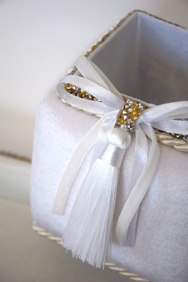 Baltas padėkliukas + dėžutė