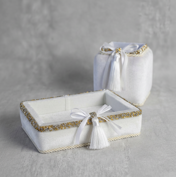 Baltas padėkliukas + dėžutė